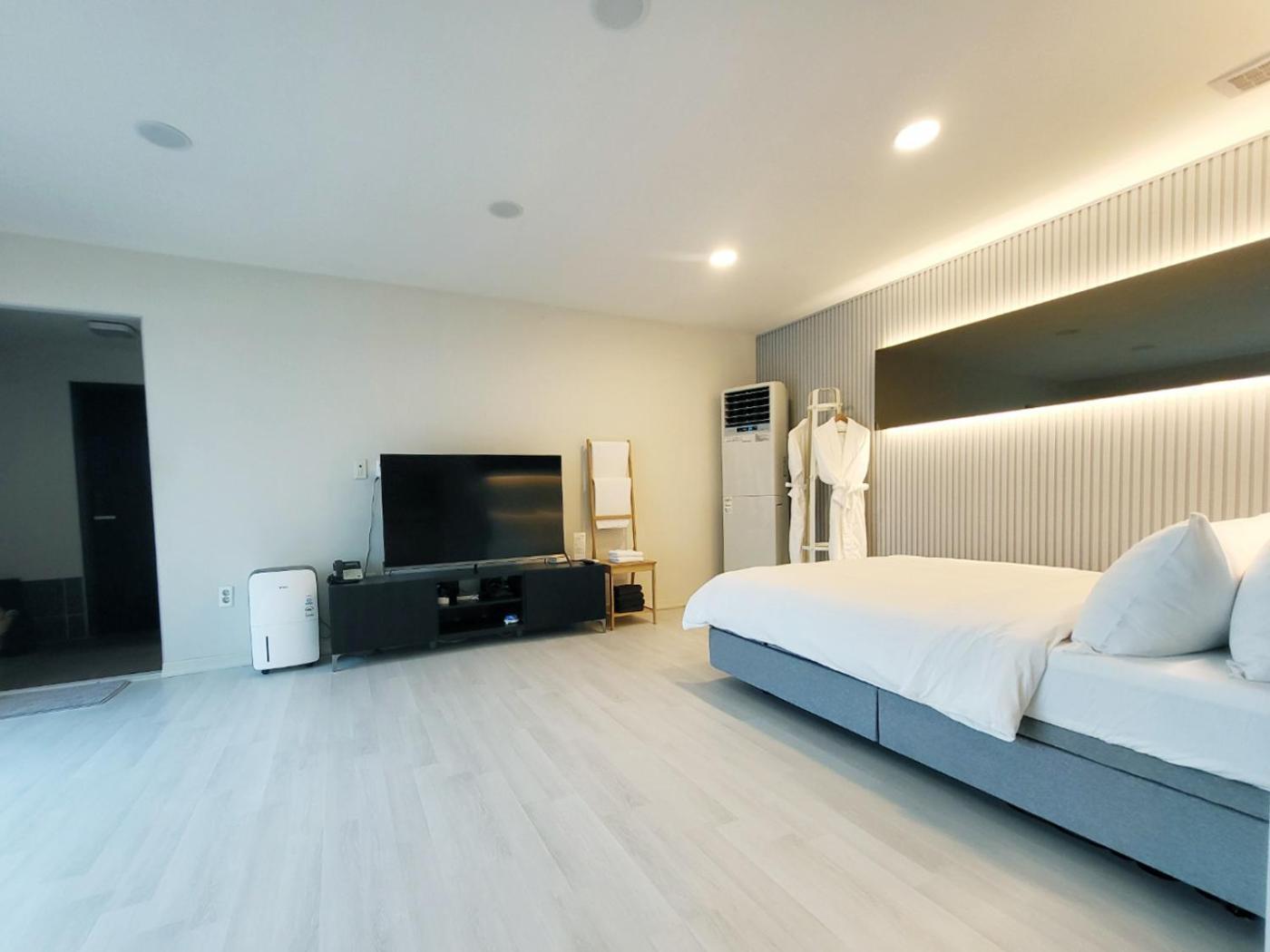 Penatess Pool Villa Cshungdzsu Kültér fotó